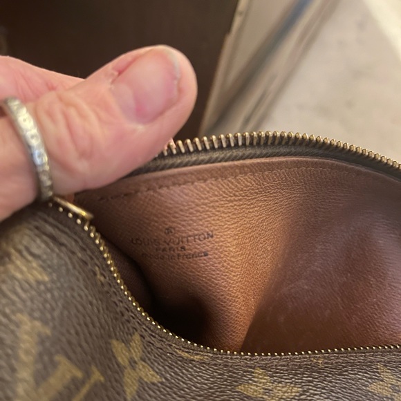 Louis Vuitton bag great condition, minor wear and tear on the inside. - Picture 2 of 7